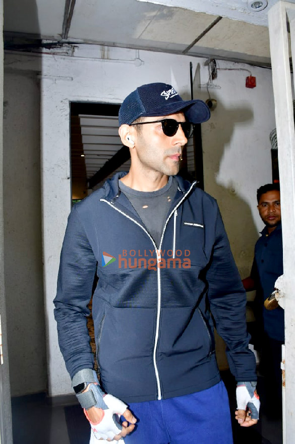 photos kartik aryan snapped in juhu 2