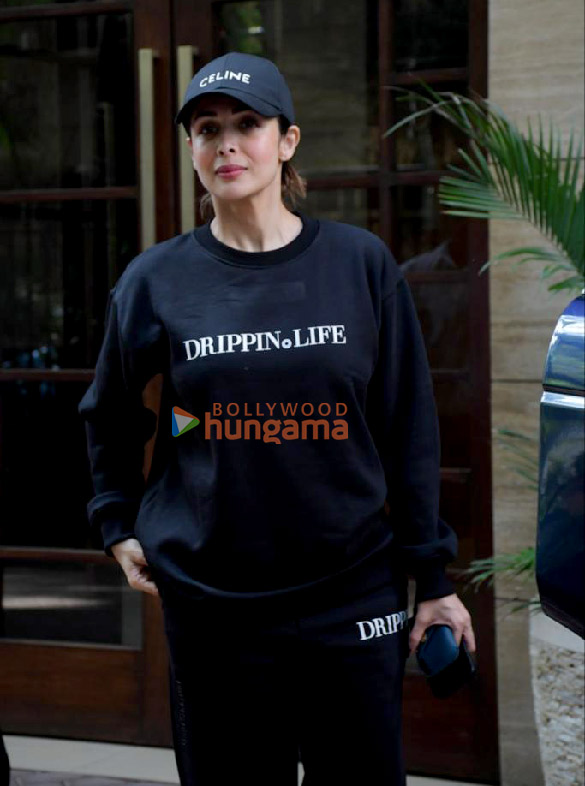 Photos: Malaika Arora spotted outside building in Khar Photos: Malaika Arora spotted outside building in Khar