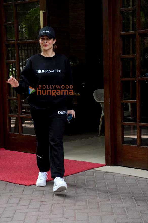 photos malaika arora spotted outside building in khar 2