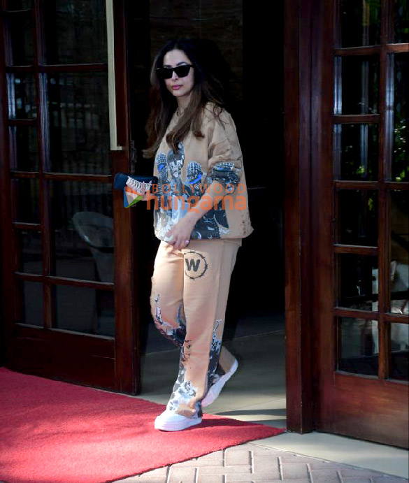 Photos: Malaika Arora spotted outside her residence in Khar Photos: Malaika Arora spotted outside her residence in Khar