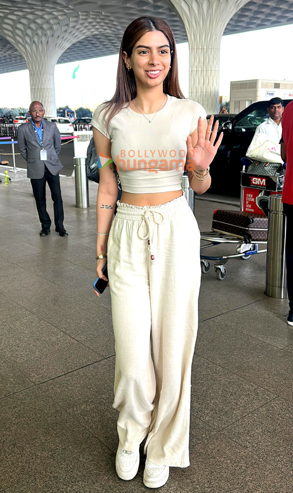 photos nora fatehi khushi kapoor and mika singh snapped at the airport 2
