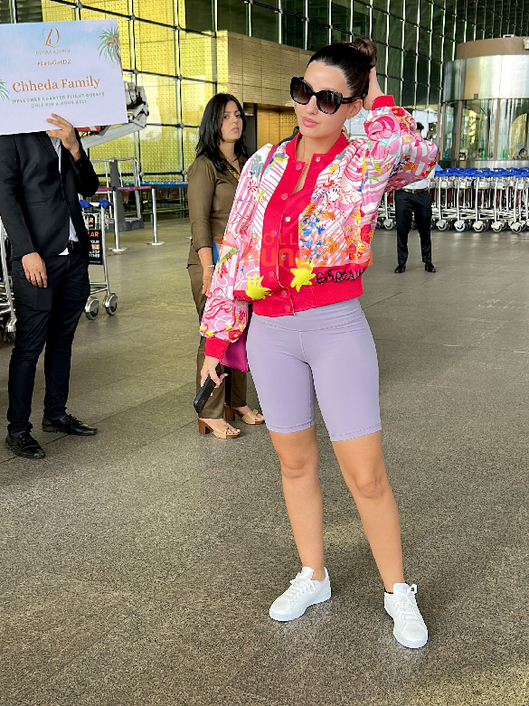 photos nora fatehi and karan johar snapped at the airport 1