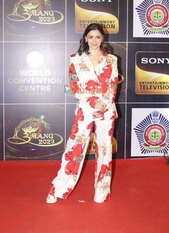 photos ranbir kapoor bobby deol kiara advani and other celebs grace umang 20231 4