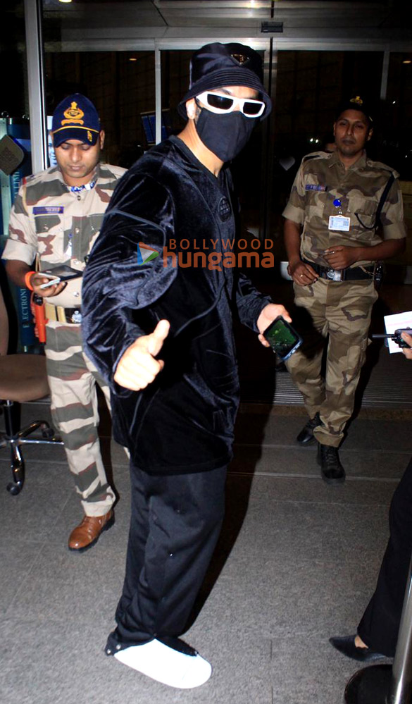 photos ranveer singh deepika padukone kriti sanon and others snapped at the airport 6