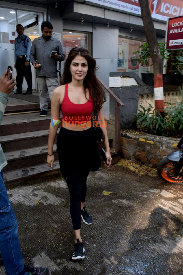photos rhea chakraborty spotted outside the gym in bandra 1 2
