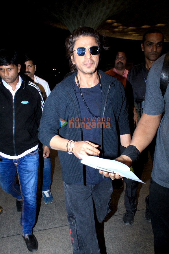 photos shah rukh khan anushka sharma emraan hashmi and others snapped at the airport 9