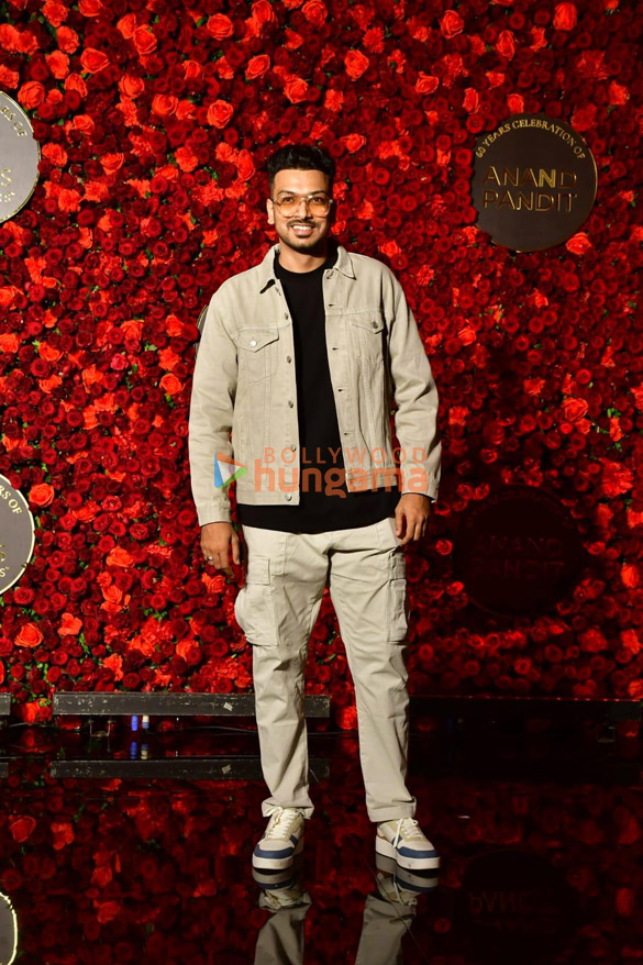 photos shah rukh khan kajol and others attend anand pandits birthday bash 2300 16