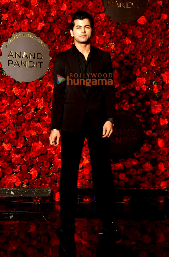 photos shah rukh khan kajol and others attend anand pandits birthday bash 4