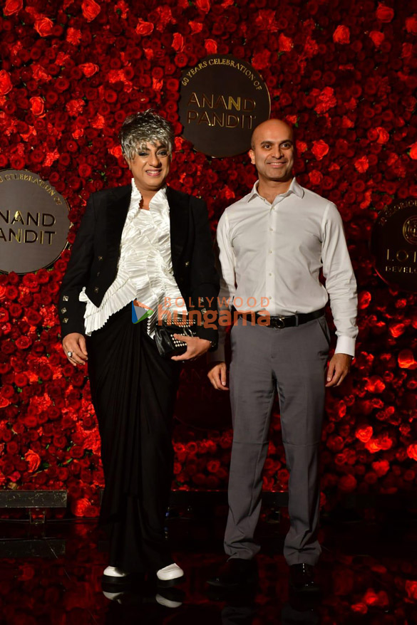 photos shah rukh khan kajol and others attend anand pandits birthday bash 5674 12