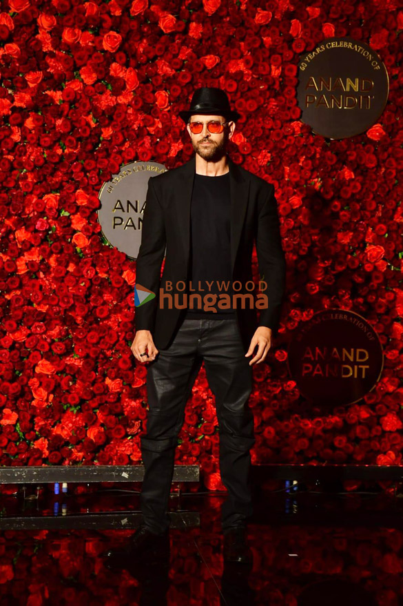 photos shah rukh khan kajol and others attend anand pandits birthday bash 5674 13