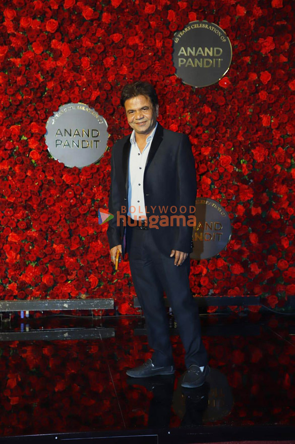photos shah rukh khan kajol and others attend anand pandits birthday bash 99008 9