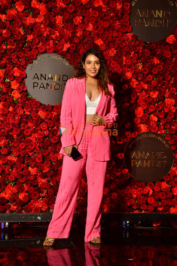 photos shah rukh khan kajol and others attend anand pandits birthday bash more 5