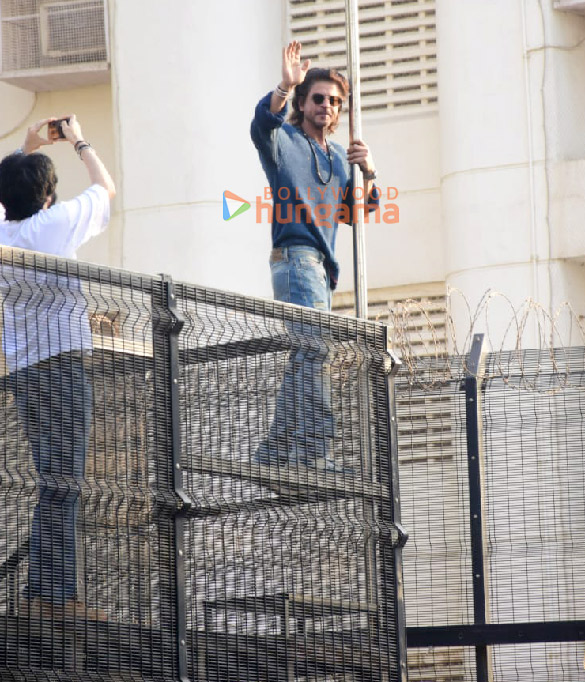 photos shah rukh khan greets fans outside mannat in mumbai 6 5