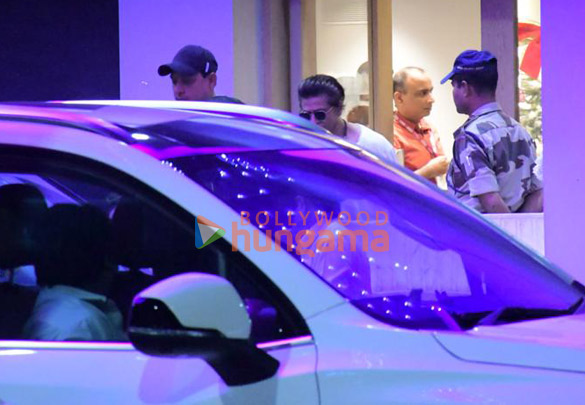 photos shah rukh khan snapped at kalina airport 1