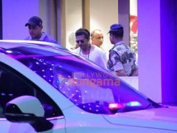 Photos: Shah Rukh Khan snapped at Kalina airport