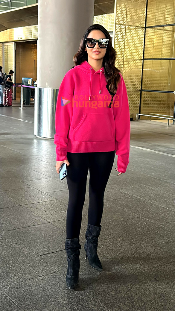 photos shanaya kapoor and jasmin bhasin snapped at the airport 2