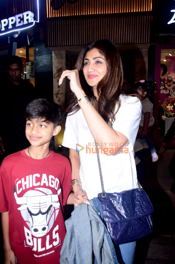 photos shilpa shetty snapped with family at bandra 2