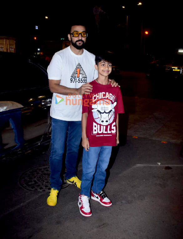 photos shilpa shetty snapped with family at bandra 4