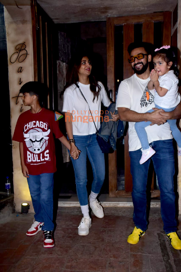 photos shilpa shetty snapped with family at bandra 5