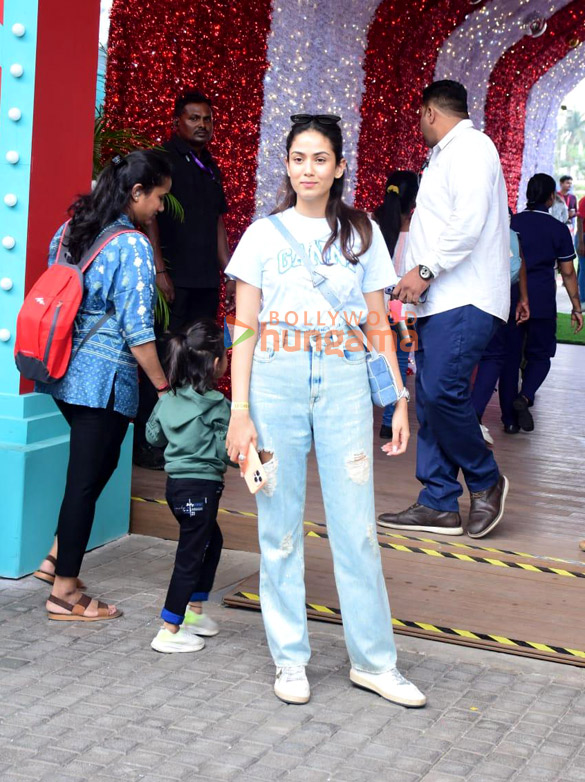 photos shriya saran fardeen khan and others attend hamley wonder land event with their kids at jio garden bkc 5
