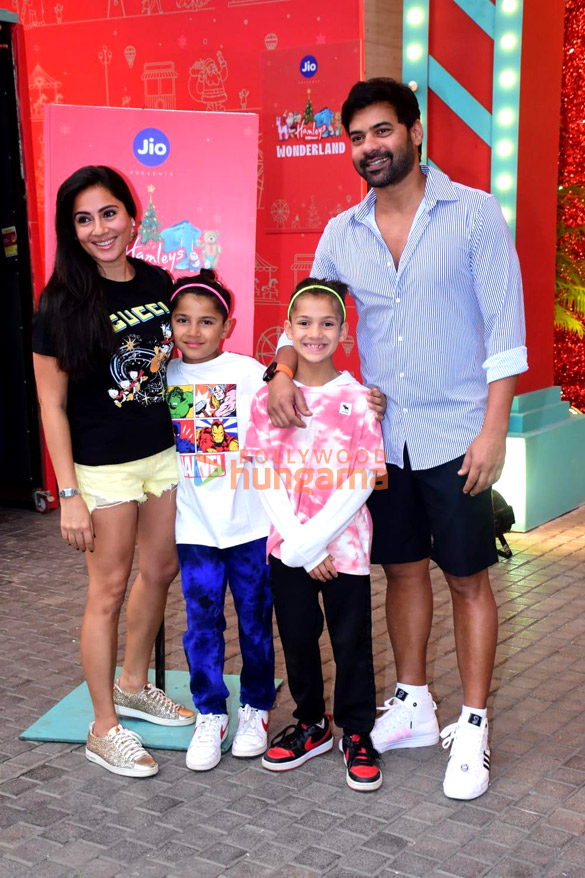 photos shriya saran fardeen khan and others attend hamley wonder land event with their kids at jio garden bkc 7