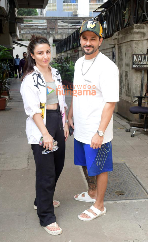 photos soha ali khan and kunal kemmu spotted in bandra 4