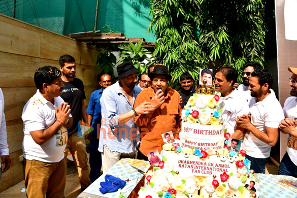 photos sunny deol celebrates dharmendras 88th birthday at his house 4