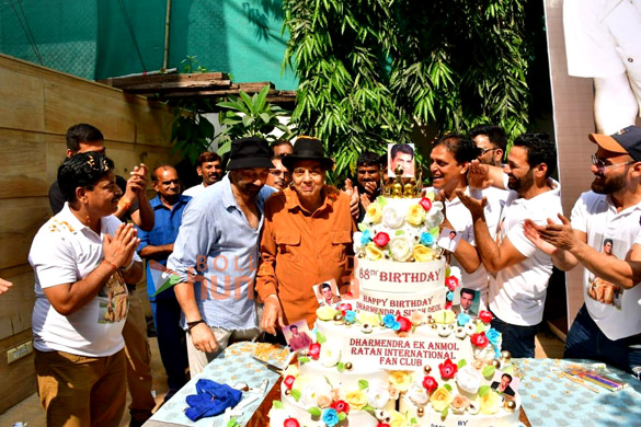 photos sunny deol celebrates dharmendras 88th birthday at his house 5