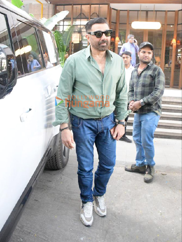 Photos: Sunny Deol snapped outside a restaurant in Bandra Photos: Sunny Deol snapped outside a restaurant in Bandra