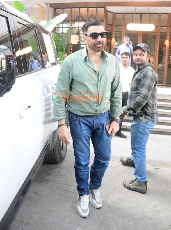 photos sunny deol snapped outside a restaurant in bandra 2