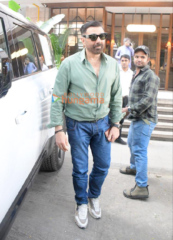 photos sunny deol snapped outside a restaurant in bandra 3