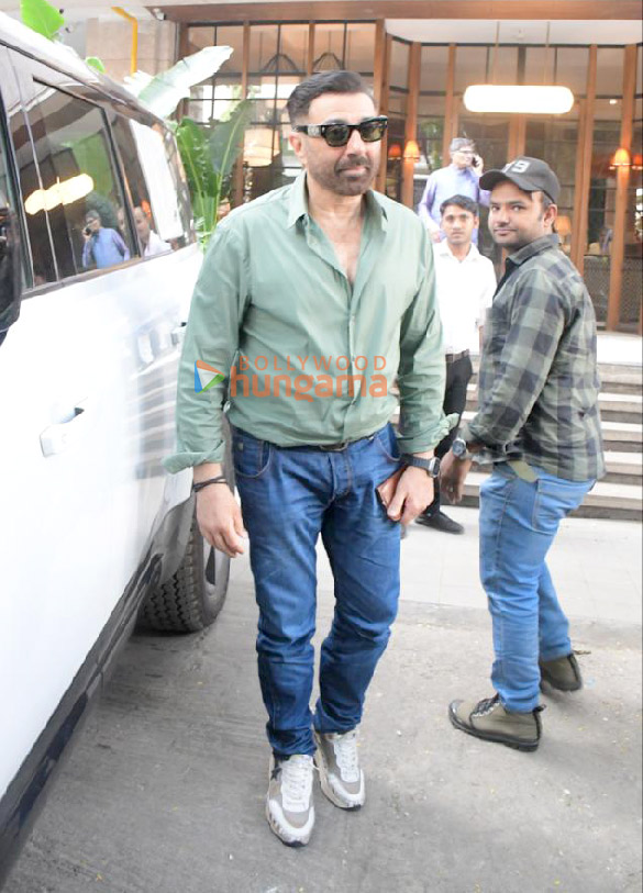 photos sunny deol snapped outside a restaurant in bandra 4