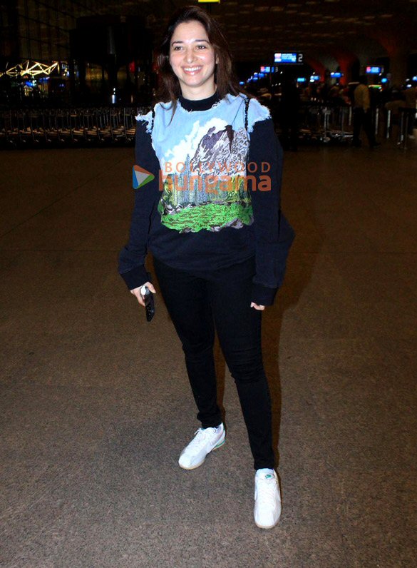 photos tamannaah bhatia shruti haasan and vijay varma snapped at the airport 4