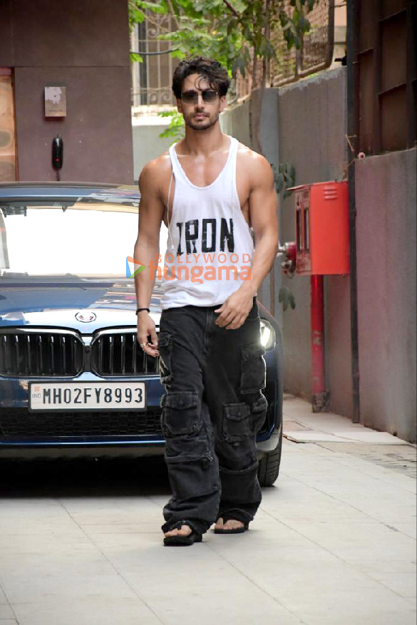 photos tiger shroff spotted outside a clinic in khar 1