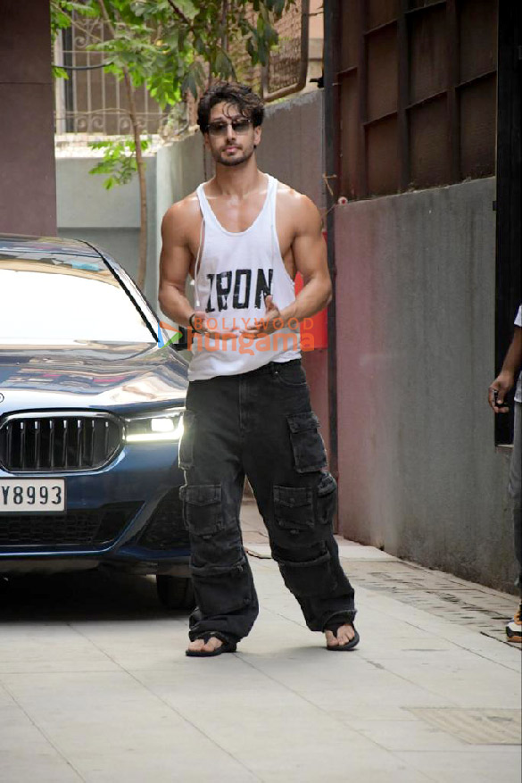 photos tiger shroff spotted outside a clinic in khar 3