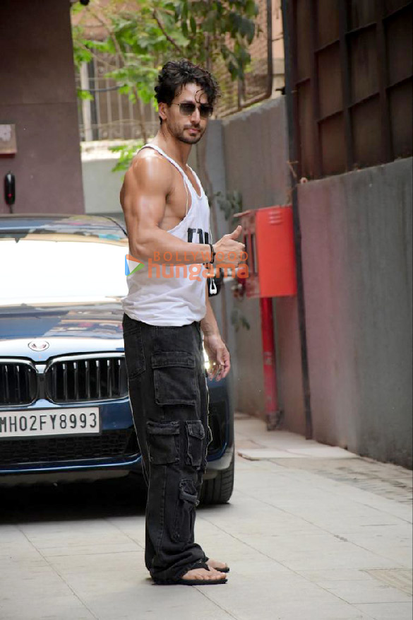 photos tiger shroff spotted outside a clinic in khar 5