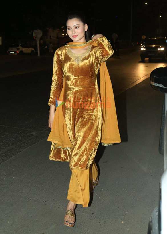 photos urvashi rautela snapped in juhu 5 9