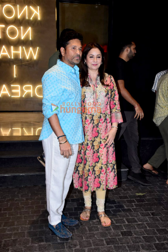 photos vicky kaushal snapped attending a show of sam bahadur at lightbox preview theatre khar 9