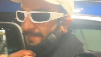 Ranveer Singh gets clicked by paps at the airport
