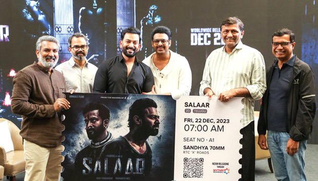 SS Rajamouli buys first ticket to Prabhas – Pritvhiraj Sukumaran starrer Salaar, see photo SS Rajamouli buys first ticket to Prabhas – Pritvhiraj Sukumaran starrer Salaar, see photo