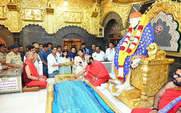 Shah Rukh Khan and Suhana Khan visit Shirdi to seek blessings ahead of Dunki release, see video