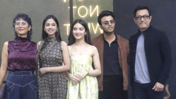 Aamir Khan & Kiran Rao pose with the cast of Laapataa Ladies