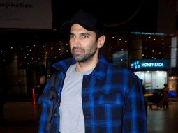Aditya Roy Kapur greets paps as he gets clicked at the airport
