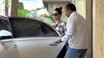 Kareena Kapoor Khan gets clicked by paps as she drives off in her car