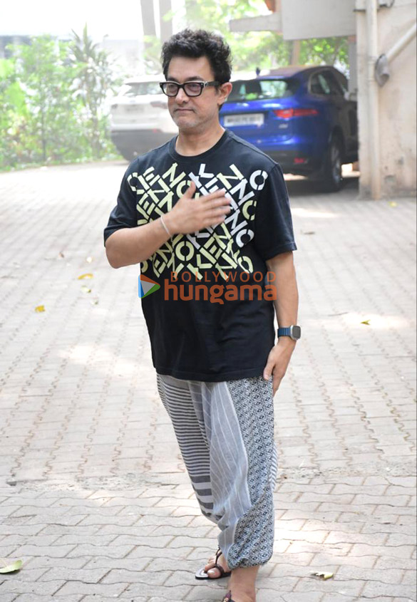 photos aamir khan snapped outside his residence in bandra 1