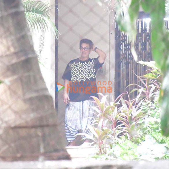 photos aamir khan snapped outside his residence in bandra 3
