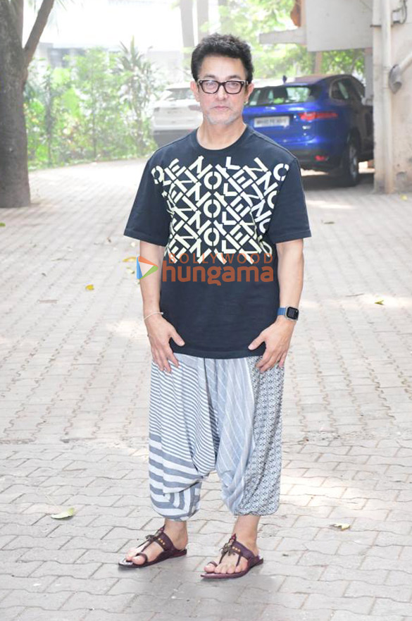 photos aamir khan snapped outside his residence in bandra 4