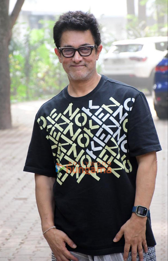 photos aamir khan snapped outside his residence in bandra 6