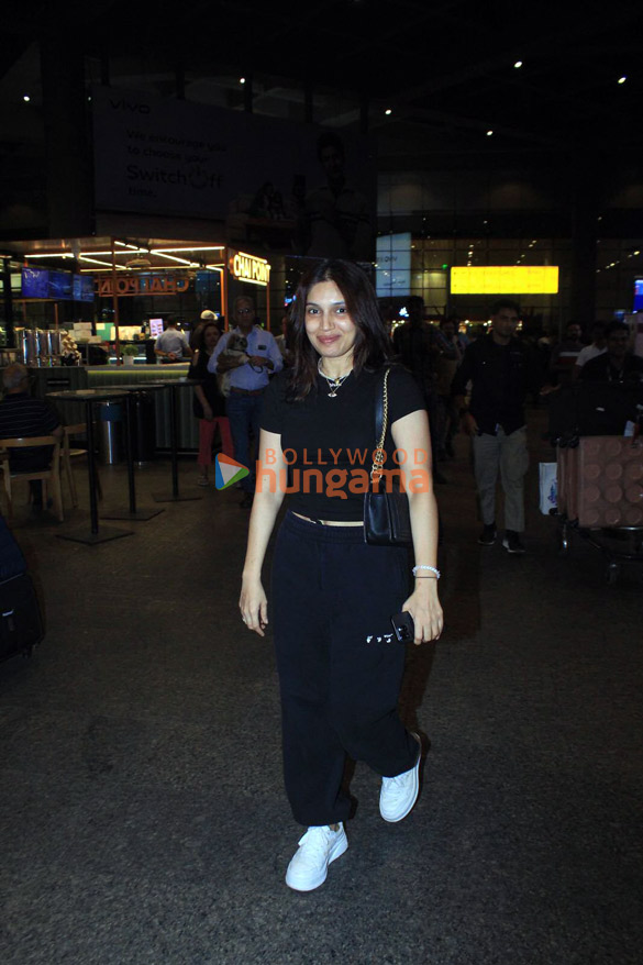 photos bhumi pednekar rakul preet singh jackky bhagnani and others snapped at the airport 1