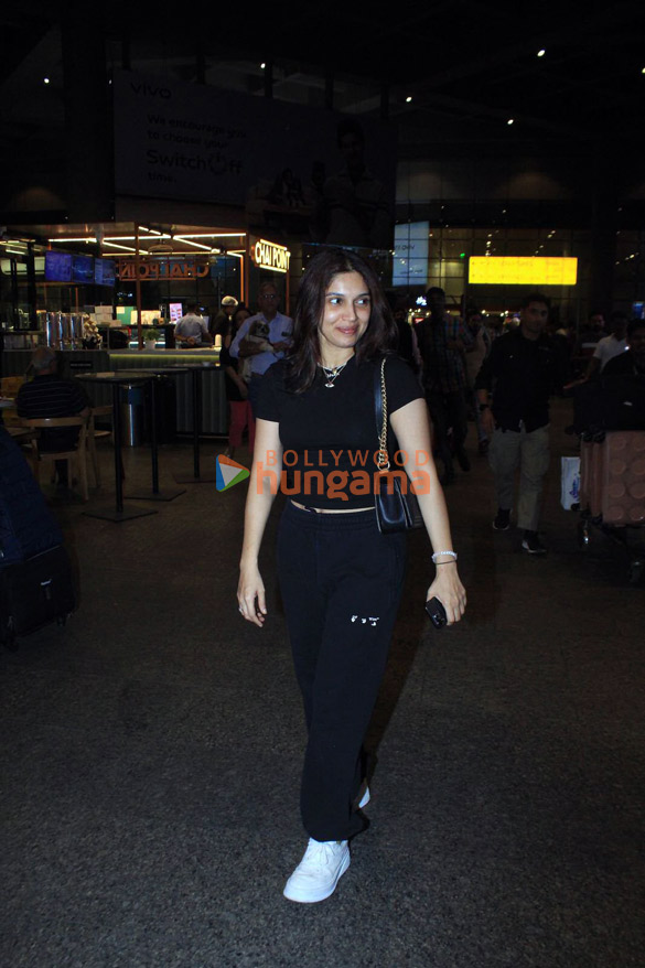 photos bhumi pednekar rakul preet singh jackky bhagnani and others snapped at the airport 4
